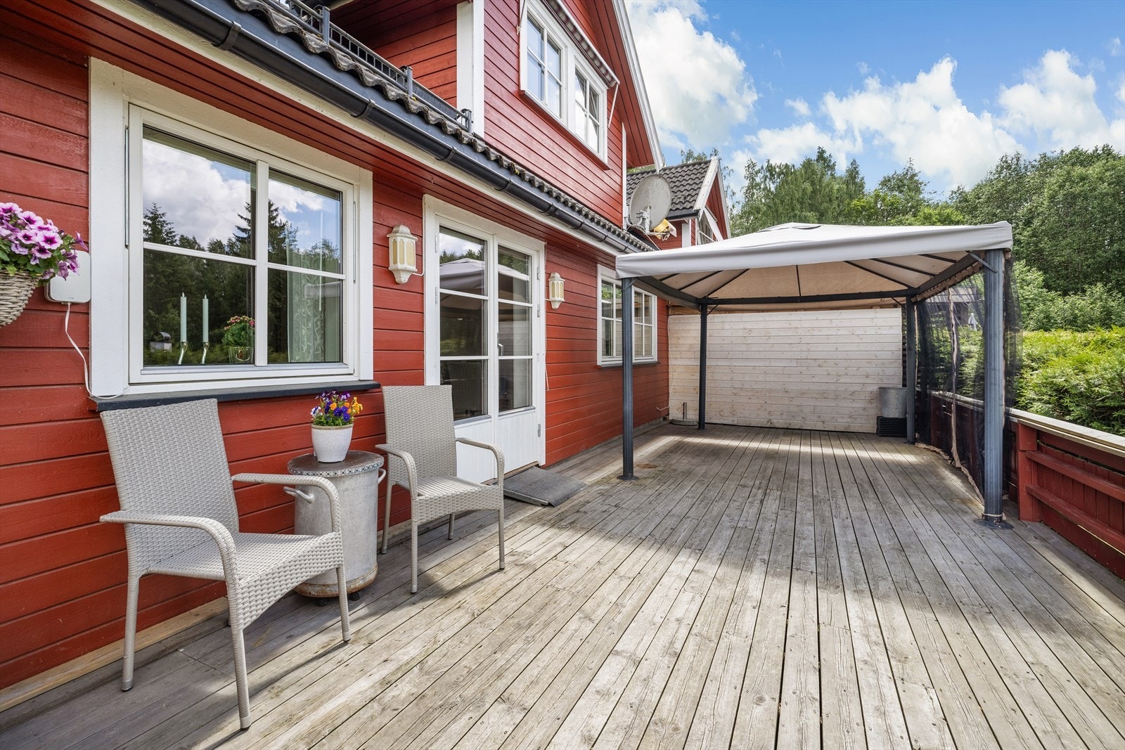 Den vestvendte terrassen har tredekke og god plass til en sittegruppe. Galleribilde