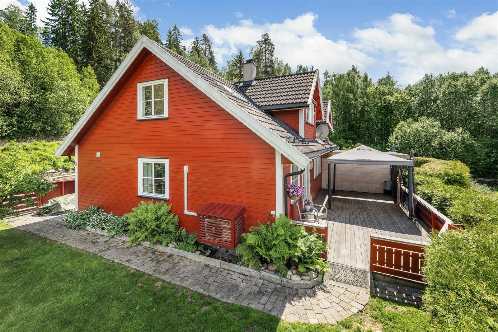 Fra stuen er det utgang til en romslig, vestvendt terrasse på ca. 32 m². Her er det god plass til utemøbler og grill. Galleribilde