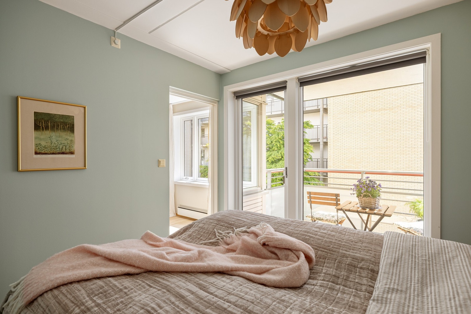Soverommet har store vindusflater som slipper inn rikelig med naturlig lys. Galleribilde