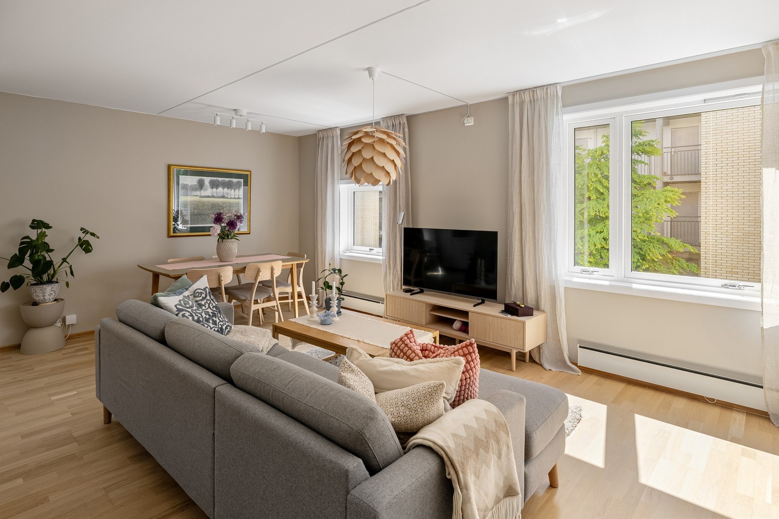 Stuen er enkel å møblere med sofagruppe med salongbord, mediemøblement med tv og et spisebord. Galleribilde