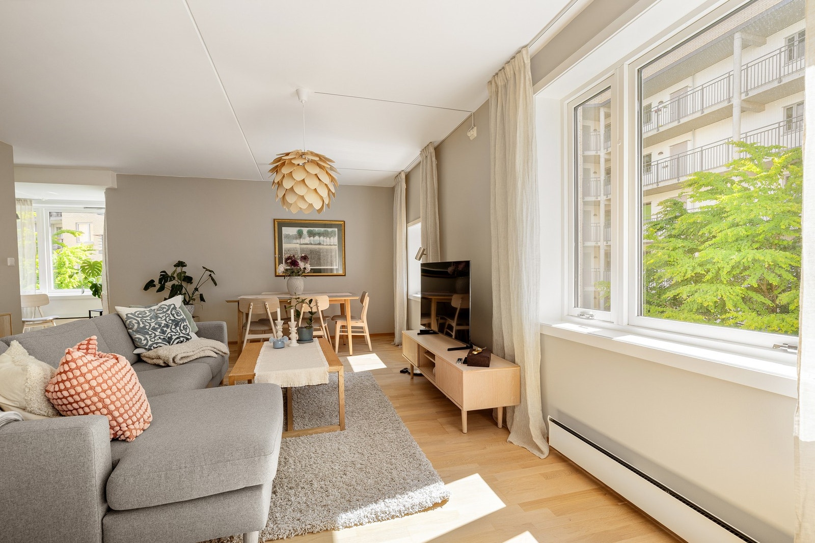 Leiligheten ligger på hjørnet i byggets 3. etasje med heis, og har en god planløsning med romslig stue, kjøkken, soverom og baderom. Galleribilde