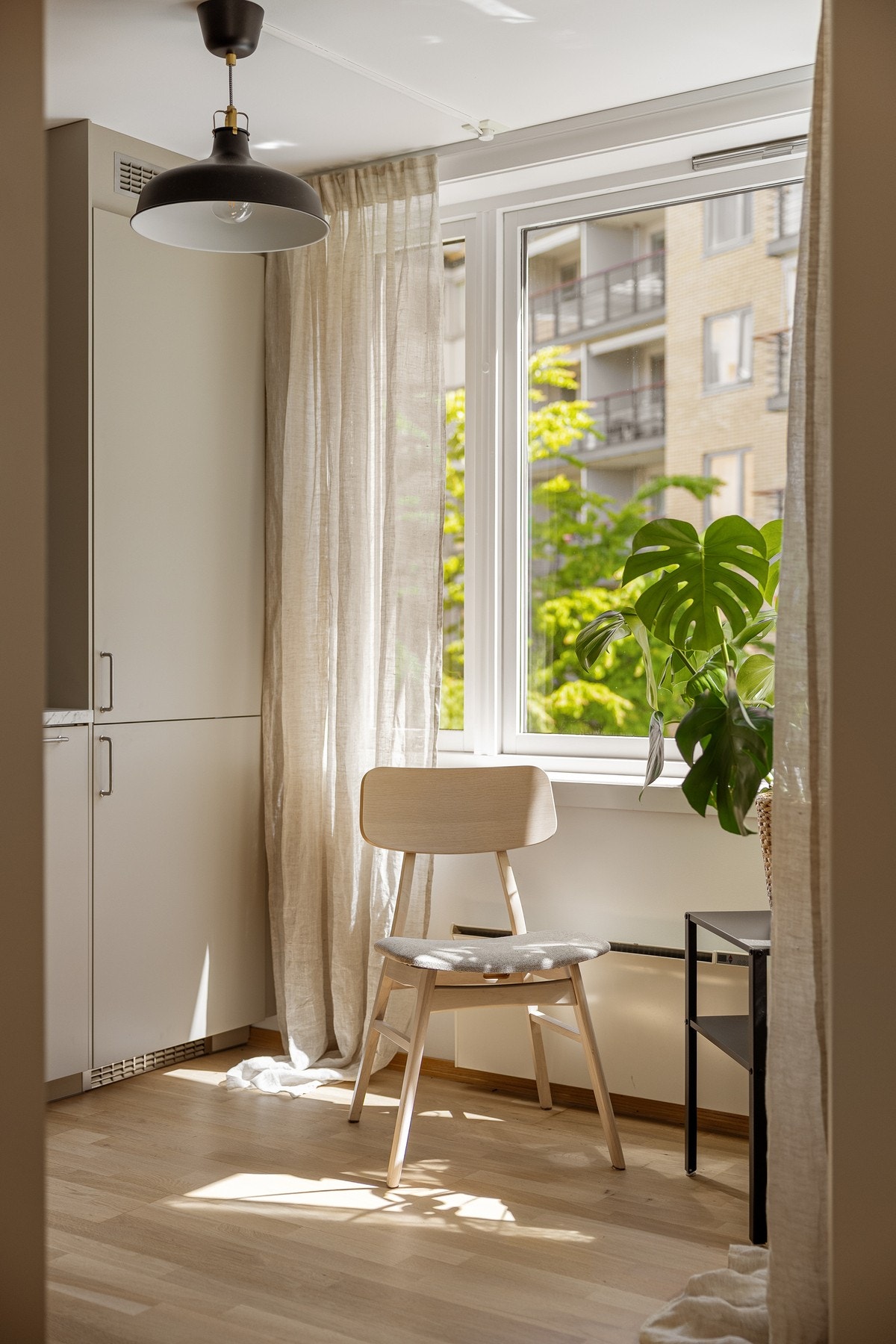 Ved kjøkkenet er det en stor vindusflate som slipper inn rikelig med naturlig lys. Galleribilde