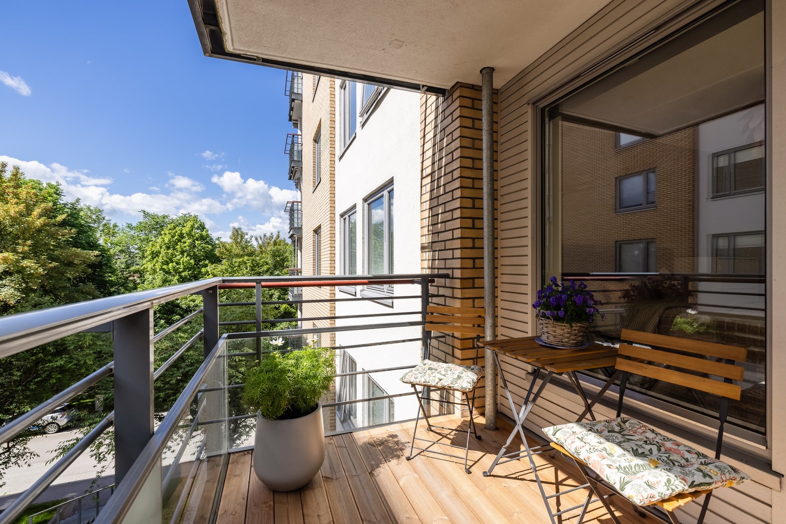 Fra soverommet er det utgang til en solrik sydvendt balkong på 5m². Galleribilde