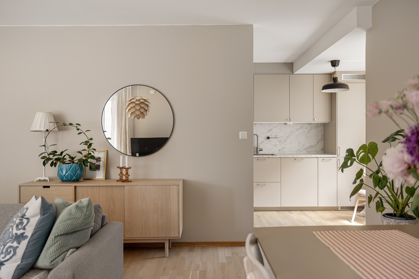 Kjøkkenet ligger i en fin delvis åpen løsning med stuen, naturlig tilbaketrukket, men likevel åpent og sosialt. Galleribilde