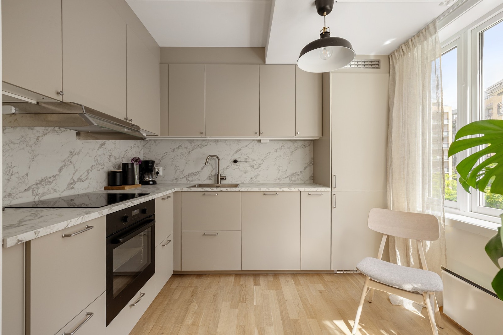 Du har god skap- og benkeplass i innredningen som har glatte fronter i en fin farge og laminert benkeplate med nedfelt oppvaskkum. Galleribilde