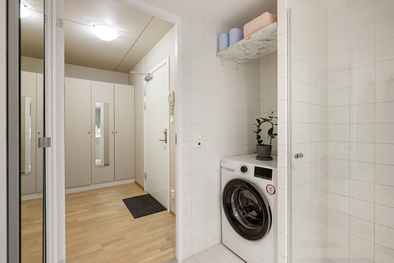 Praktisk nisje med plass og opplegg for vaskemaskin. Galleribilde