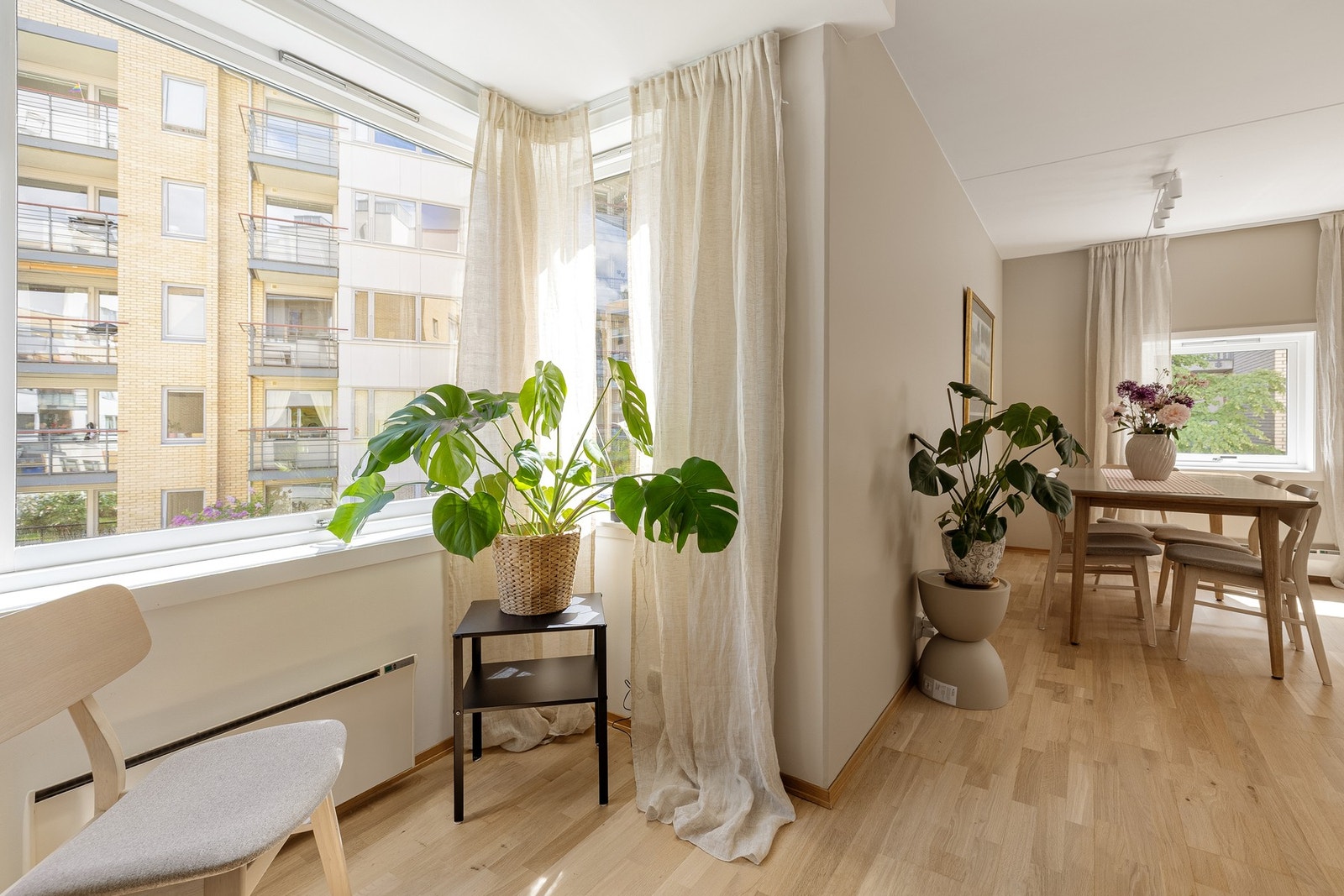 Ved vinduet er det plass til et koselig frokostbord om ønskelig, og i stuen er det naturlig plass til et stort spisebord. Galleribilde