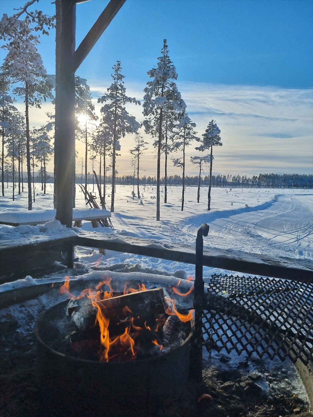 Bål gapahuk. Galleribilde