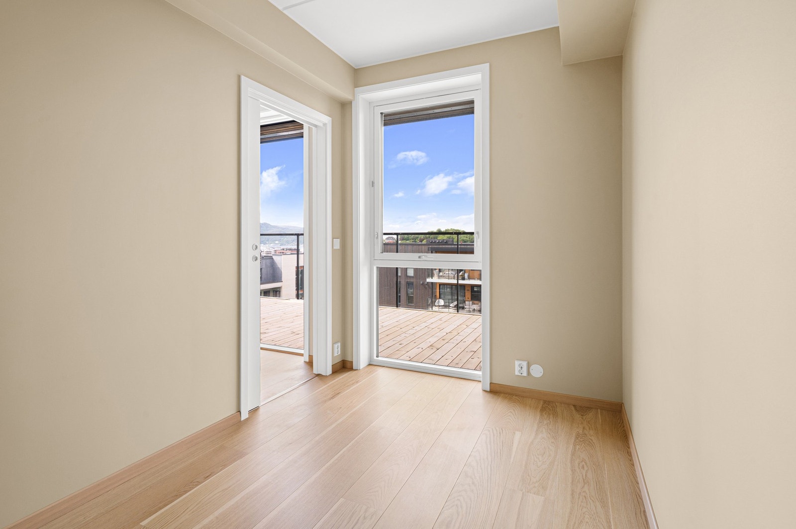 Fra stuen er det adkomst til soverom 2 via en praktisk og plassbesparende skyvedør - en stilren løsning som gir fleksibel rominndeling og god utnyttelse av arealet. Galleribilde