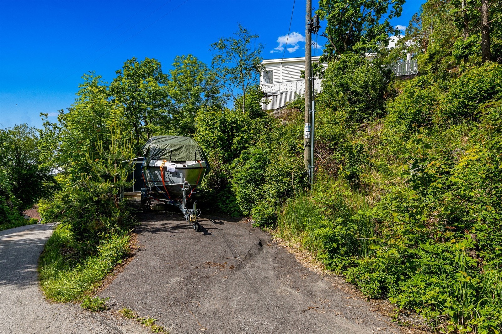 God plass til parkering ved adkomst til hytta nede ved veien. Galleribilde
