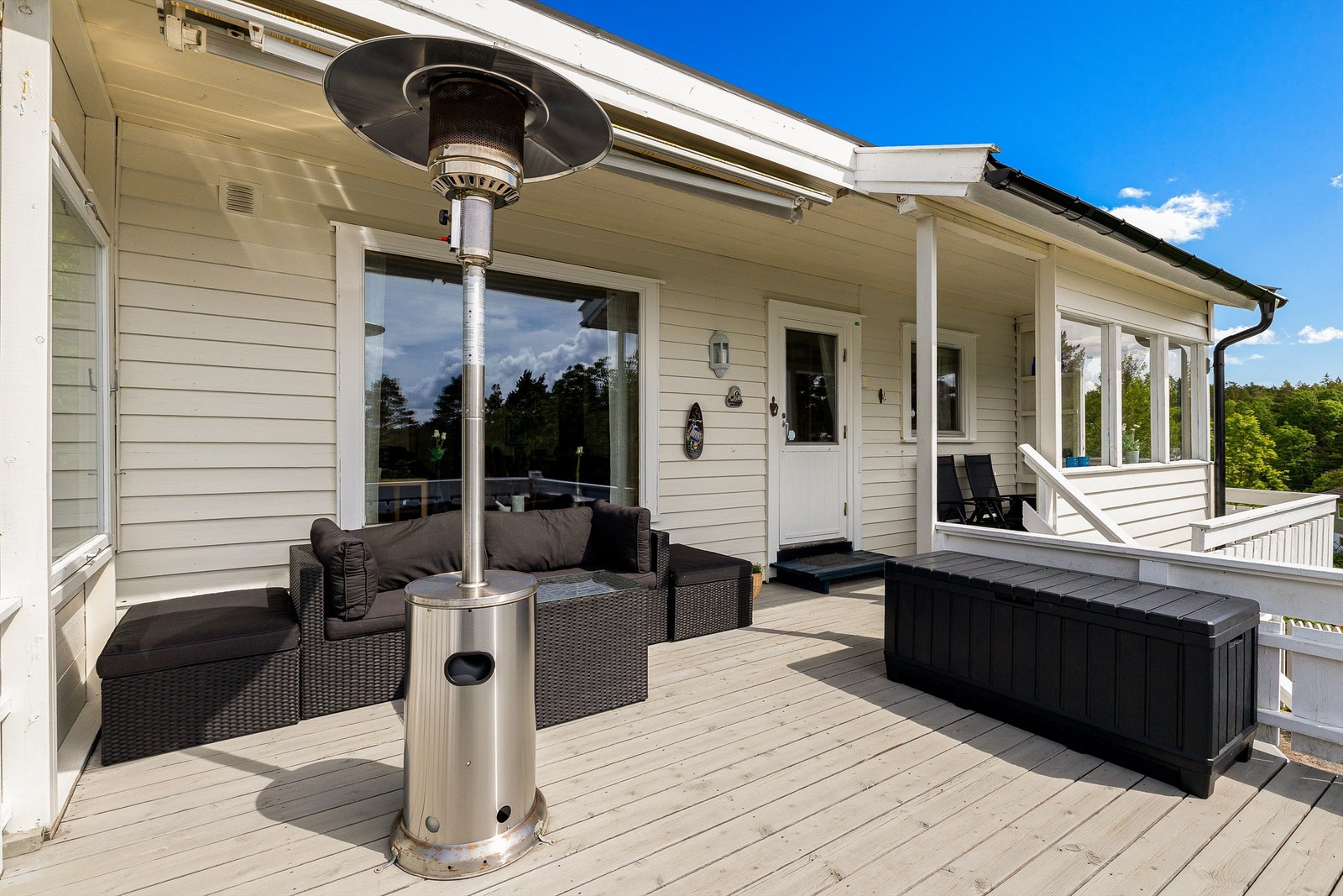 Terrassen ved inngangen til hytta er delvis overbygget og har terrassemarkise. Galleribilde