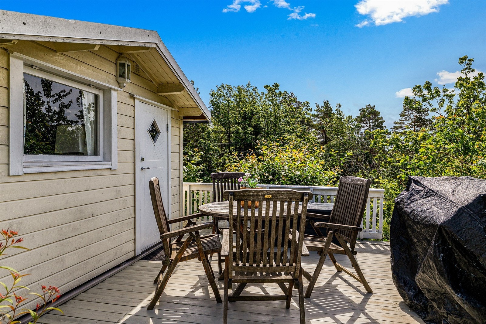 Utenfor annekset er det også en fin liten markterrasse. Galleribilde