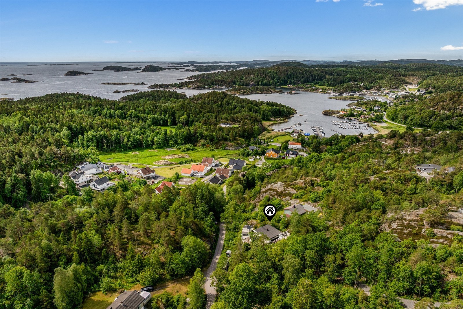 Fra hytta er det kort avstand til Brevikstrand eller Ivarsand som er områdets fineste sandstrand. Galleribilde