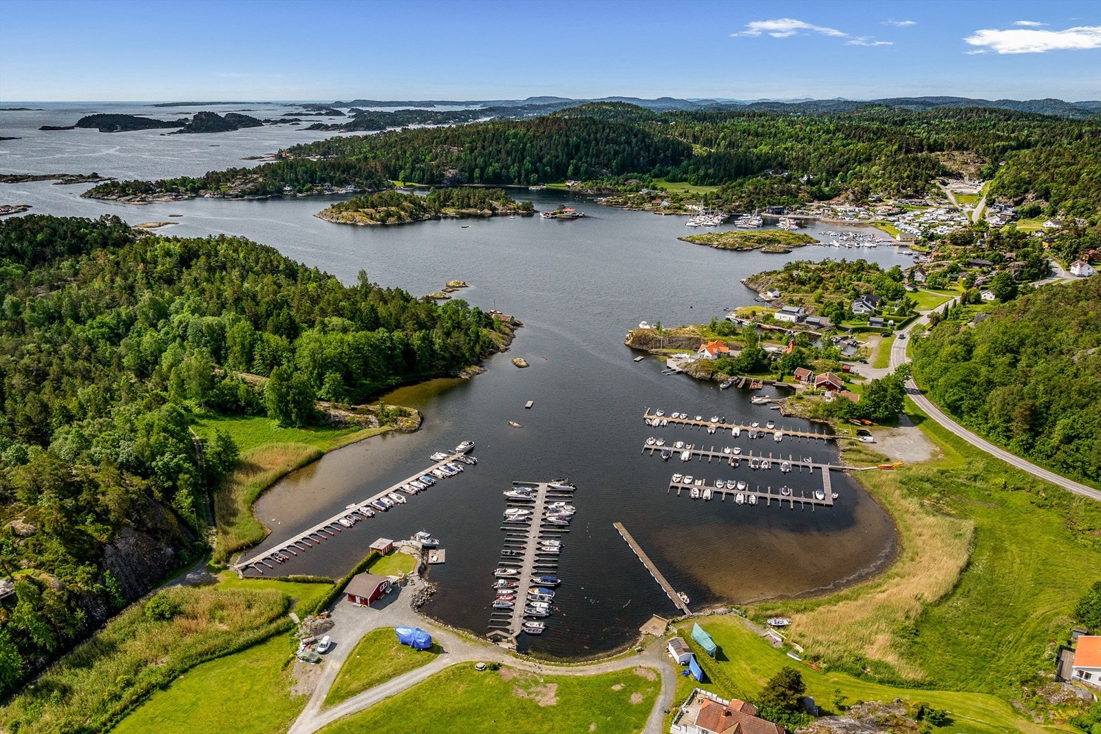 Brevikstrand er en lun havn med skjærgård utenfor og deretter åpent hav. Galleribilde