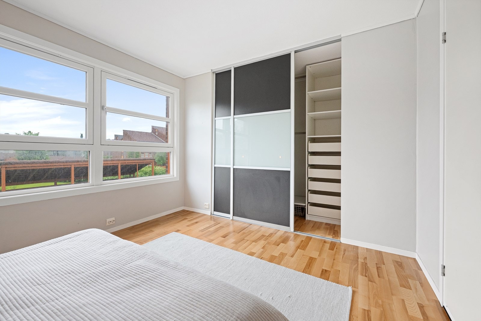 Skyvedørsgarderobe på hovedsoverommet gir rikelig med oppbevaringsplass. Galleribilde