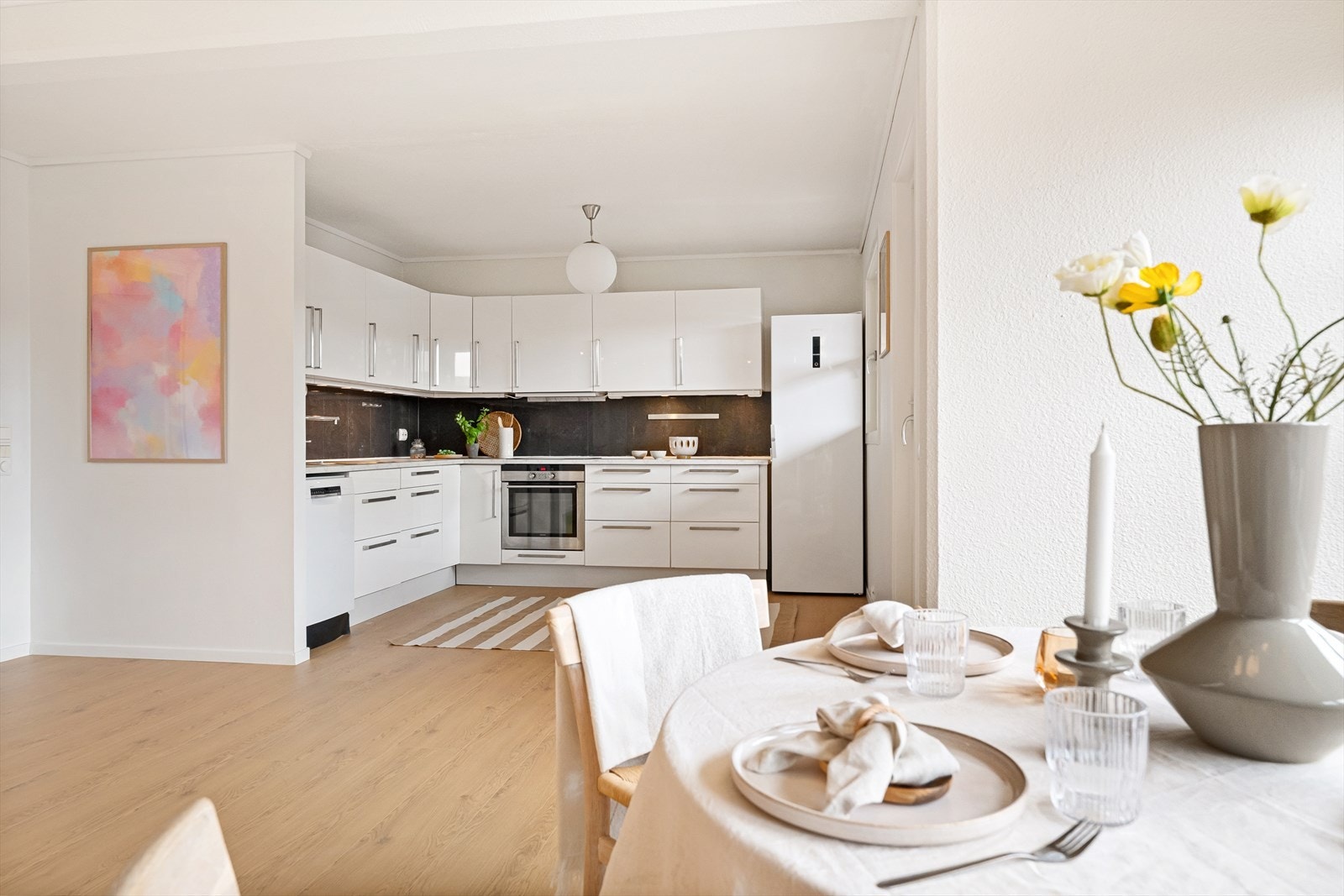 Den åpne planløsningen gjør det enkelt å være sosial med gjester under matlagingen. Galleribilde