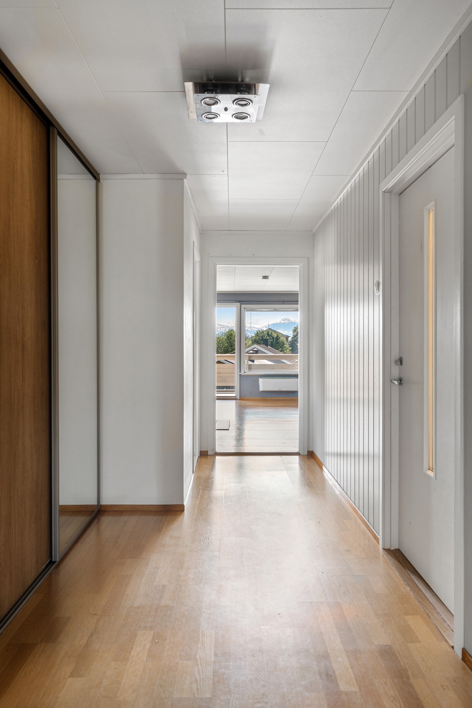 Velkommen inn! Entréen er romslig og praktisk utformet med skyvedørsgarderobe som gir rikelig oppbevaringsplass til yttertøy.