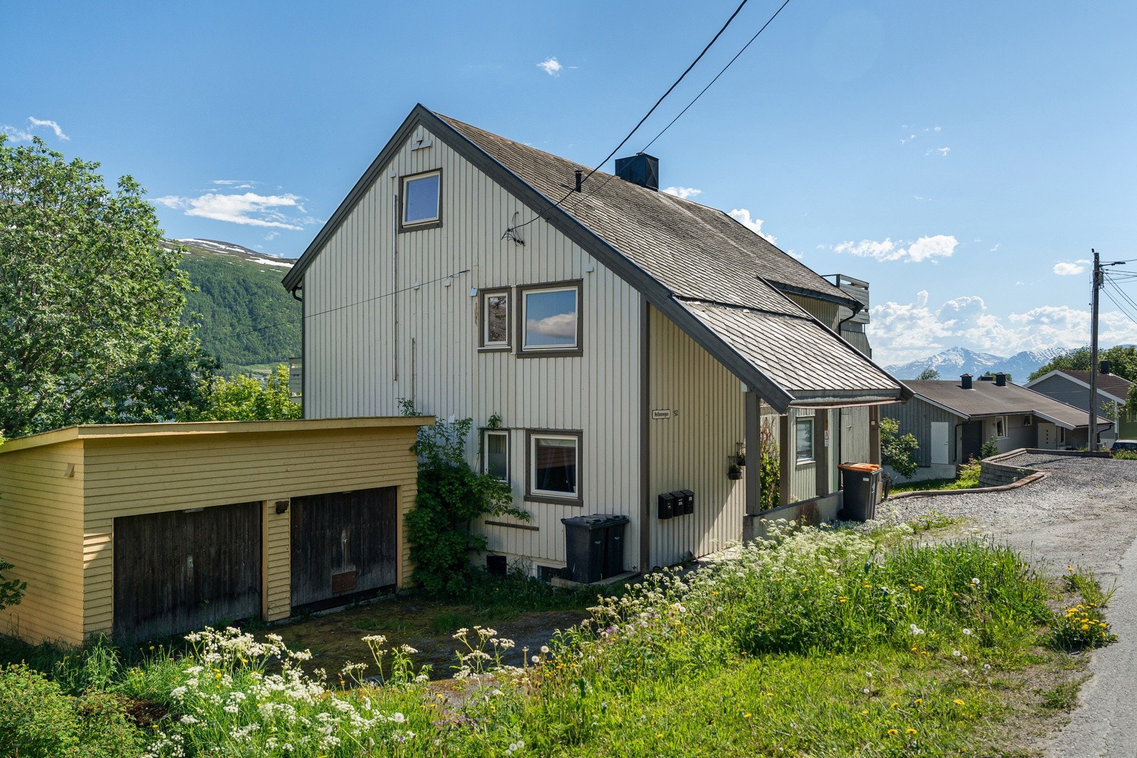 Boligen ble oppført i 1953 og har en frittstående garasje.