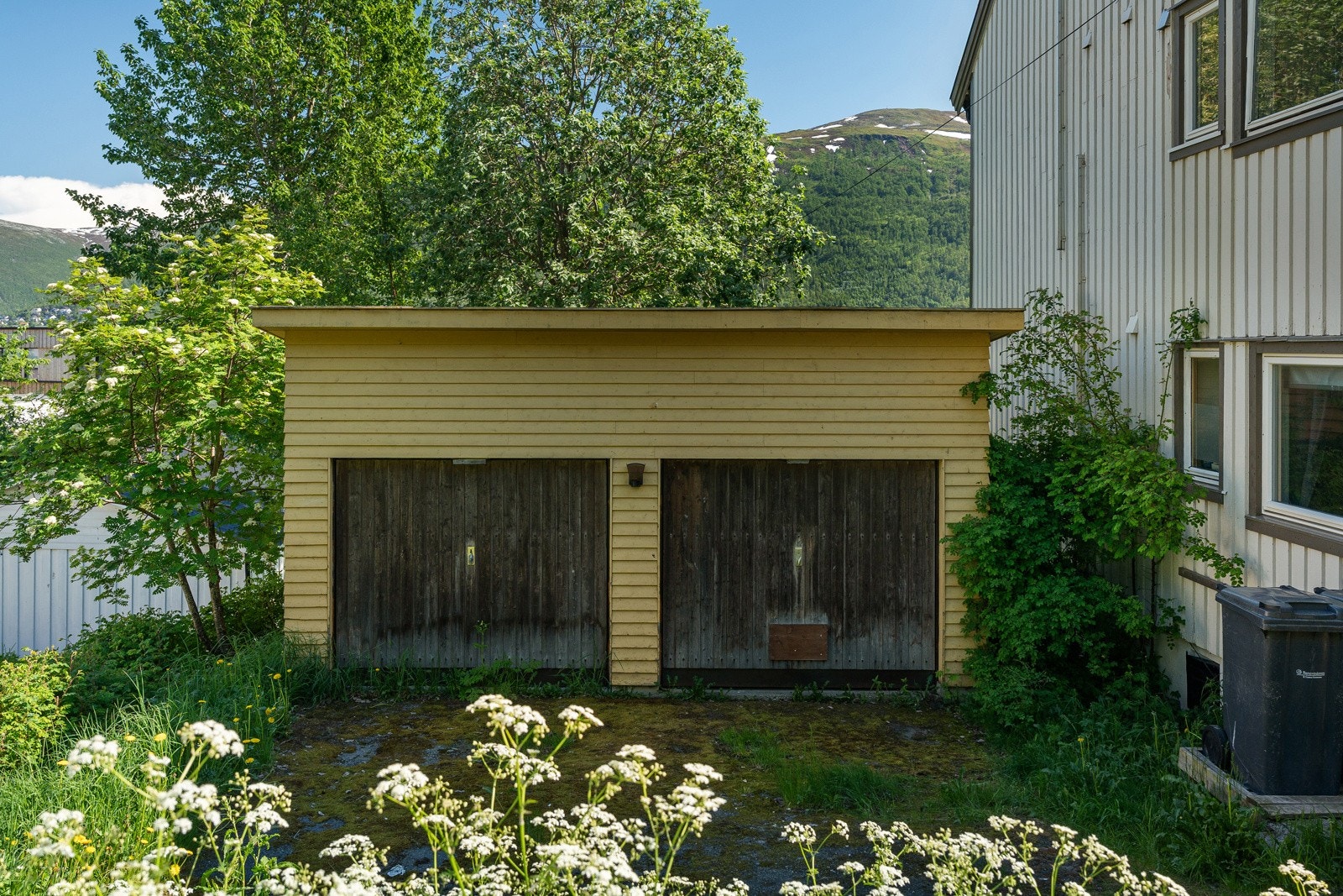 Leiligheten disponerer én parkeringsplass i felles garasje, med et areal på ca. 15 m². Parkeringsplassen til høyre medfølger boligen.