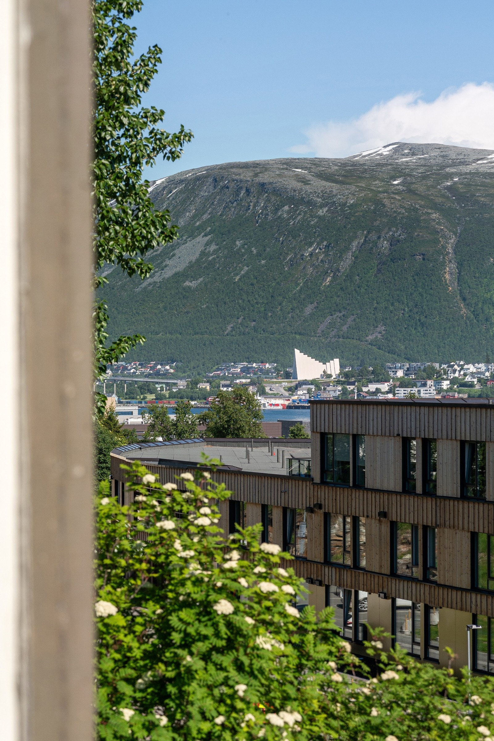 Det er flott utsikt mot ishavskatedralen fra balkongen som tilhører soverommet.