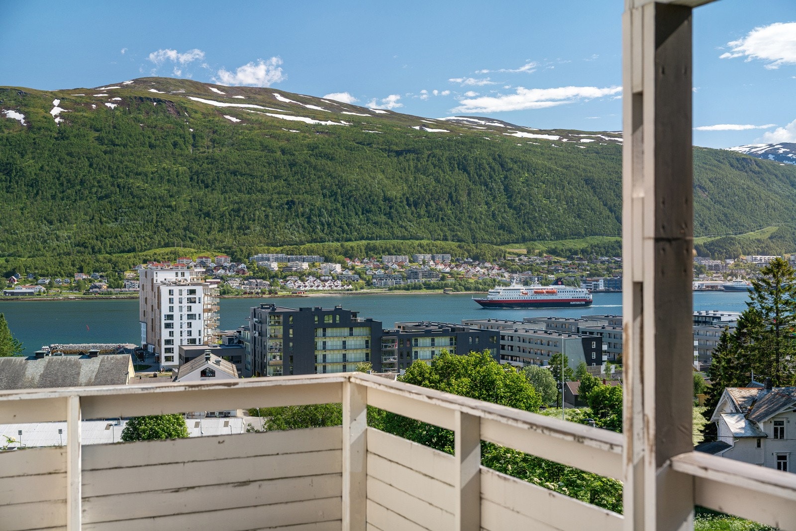 Fra balkongen har du flott utsikt over mot fastlandet.