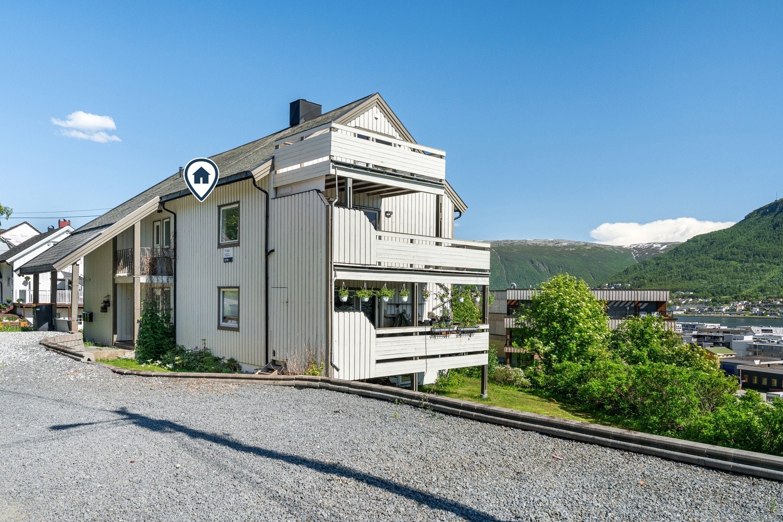 En sentralt beliggende tomannsbolig med garasjeplass.