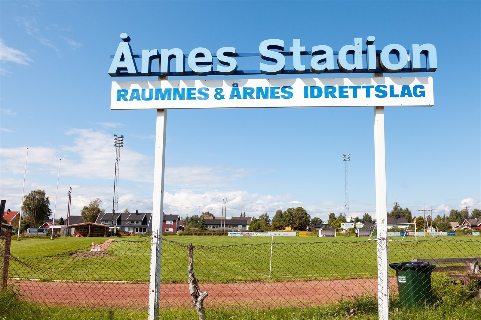 På Årnes Stadion kjempes det godt om heder og ære - Raumnes & Årnes Idrettslag er et breddeidrettslag med stolte tradisjoner og et brennende engasjement for lokalmiljøet i Nes. Galleribilde