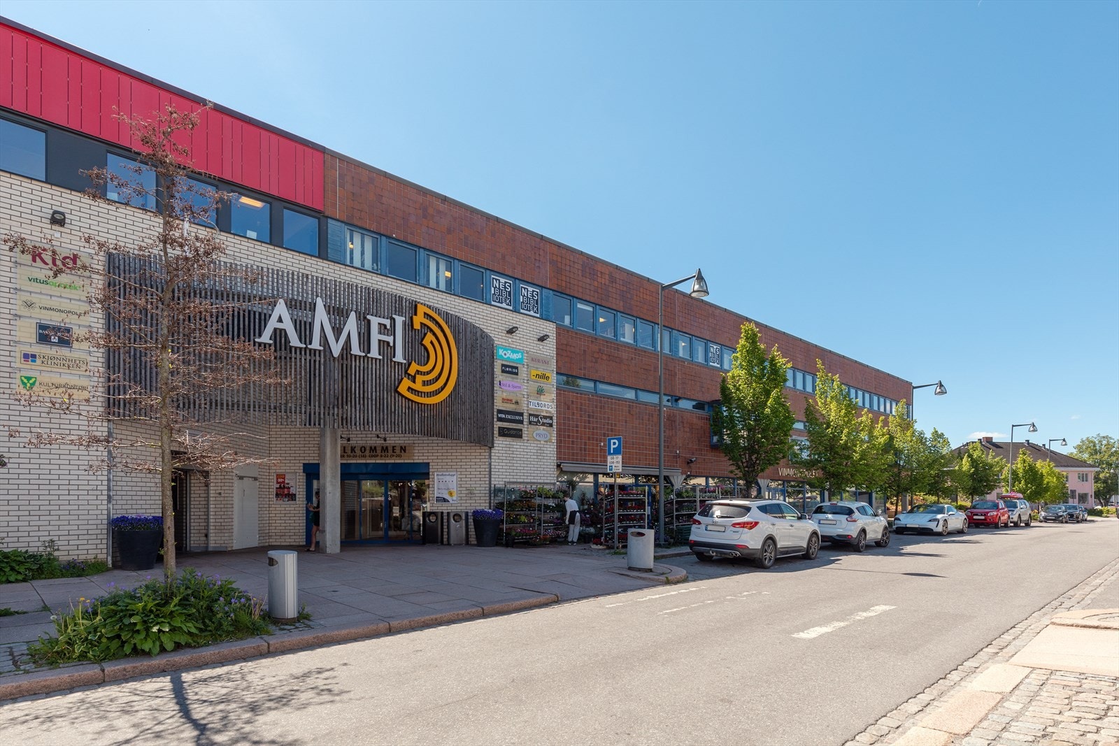 Årnes har et godt utvalg av butikker for enhver smak - blant annet kan du handle på Amfi Årnes. Galleribilde