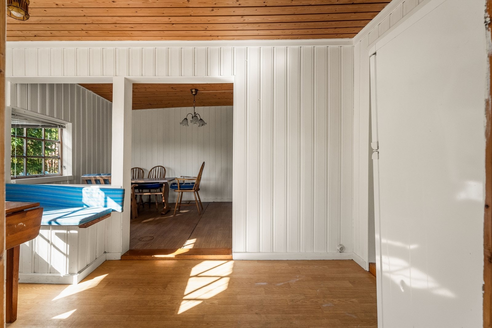 Stuen har flere soner, med plassbygde benker og en åpen forbindelse til spisestuen. Galleribilde