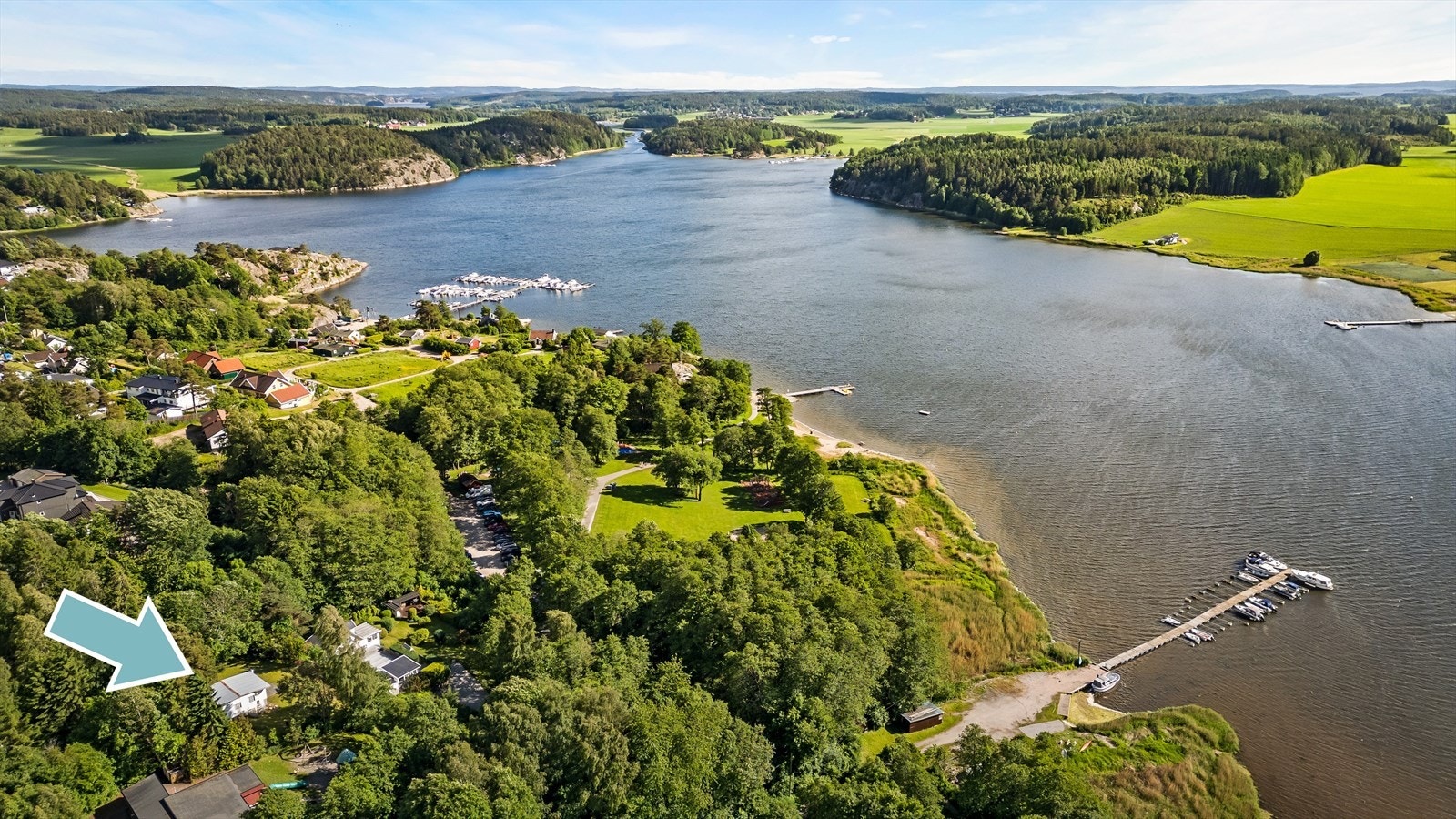 Med kun 100 meter til sjøen og kort vei til Vispen badeplass, ligger alt til rette for rekreasjon ved vannet. Galleribilde