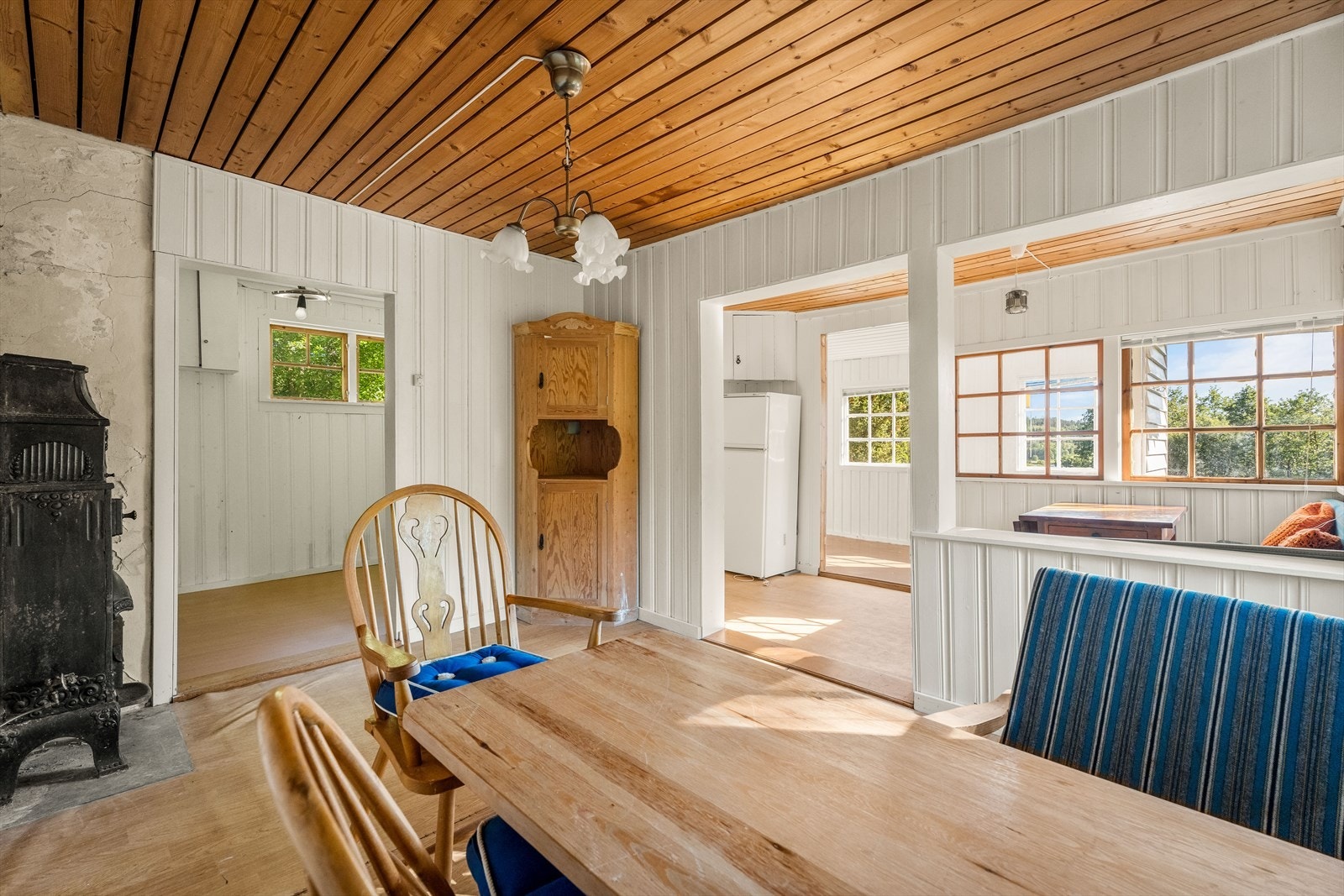 Fra spisestuen er det åpent inn mot de øvrige oppholdsrommene. Galleribilde