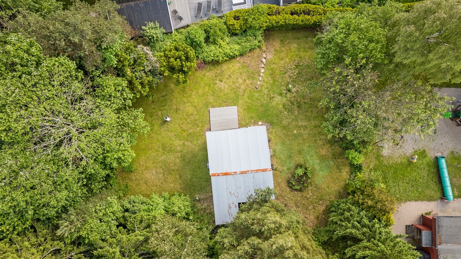 Fritidsboligen sett ovenfra, som viser takkonstruksjonen og den frittstående terrassen. Galleribilde