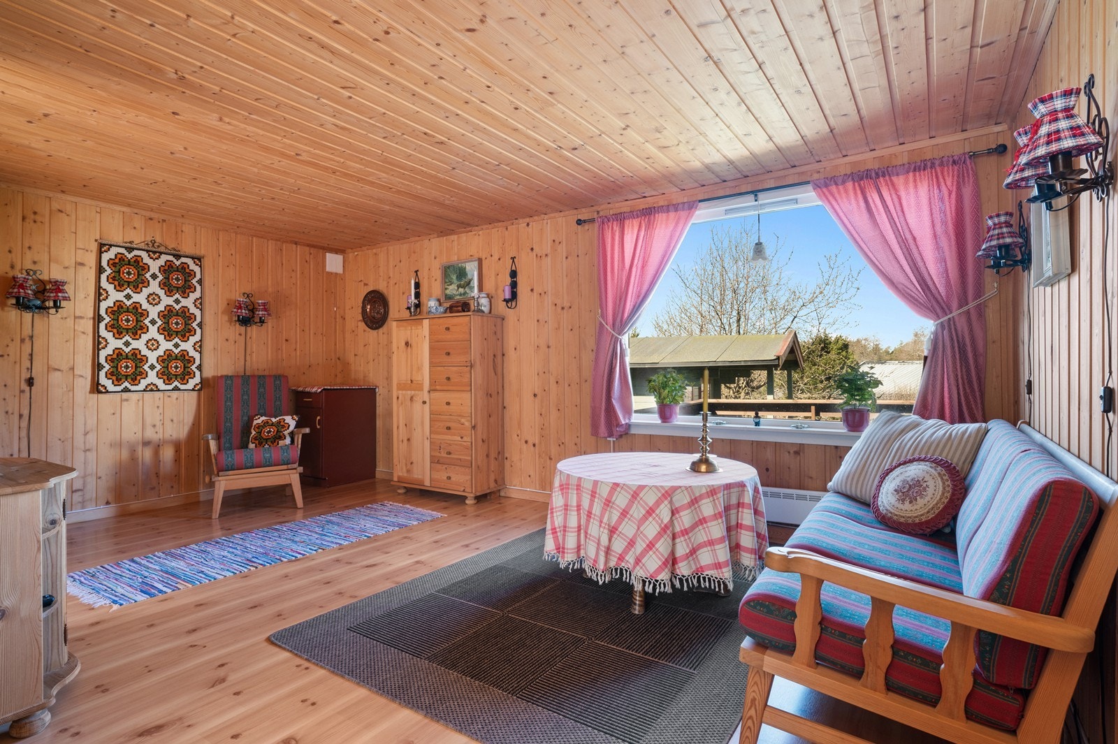 Stua har flere møbleringsmuligheter og det er blant annet plass til både sofa, lenestol, bord og skap for lagring. Galleribilde