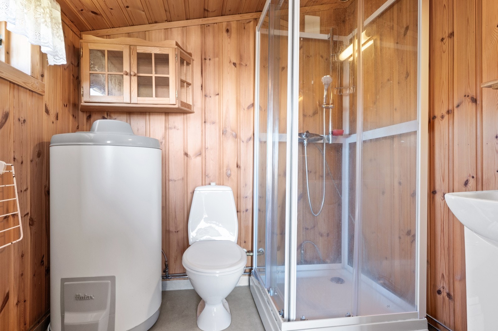 Badet er utstyrt med toalett, dusjkabinett og en varmtvannstank på cirka 200 liter. Hytta er tilknyttet offentlig vann og avløp via private stikkledninger. Galleribilde