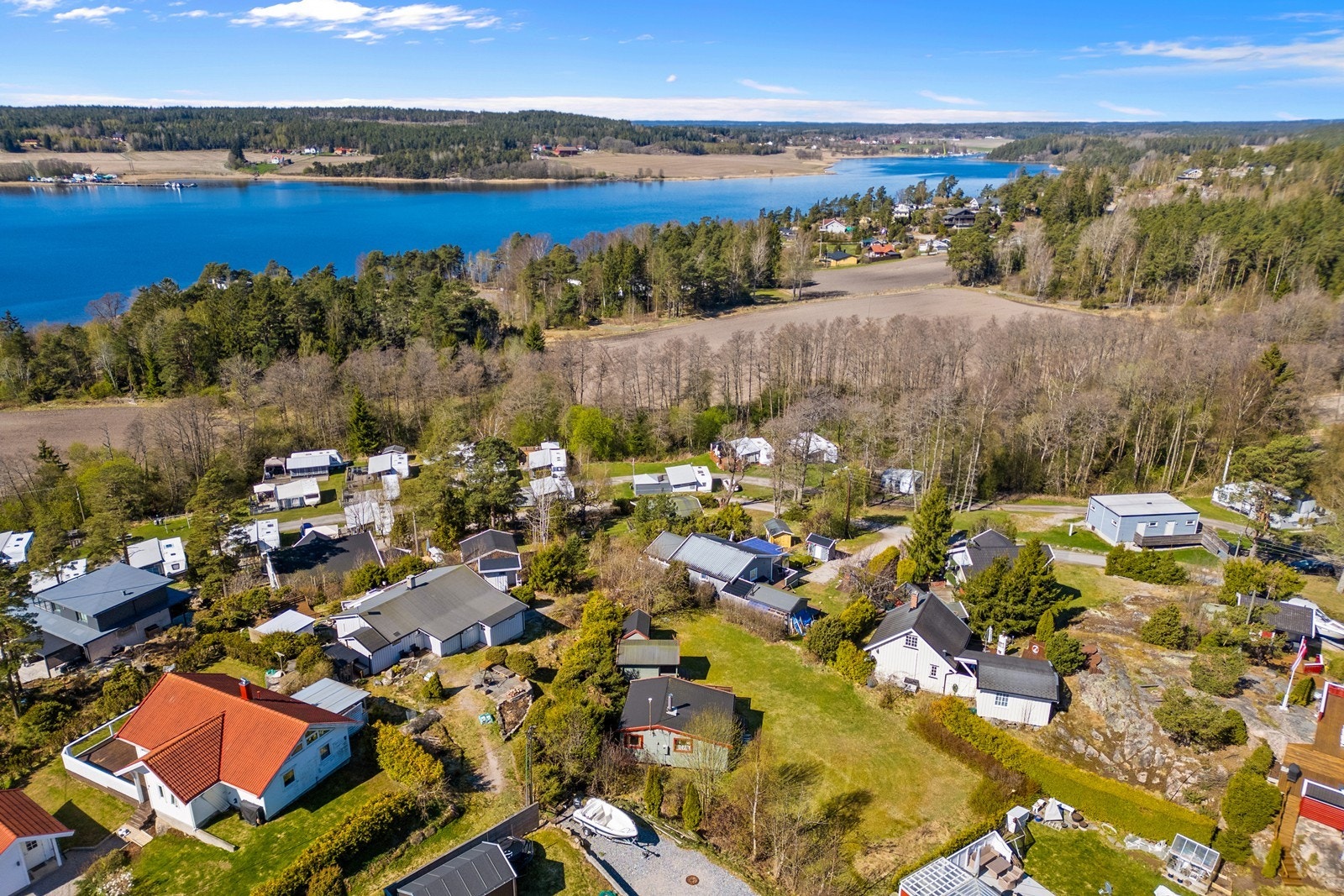 Det er også kort vei til rekreasjonsområder som Kjerringholmen, kun 9 minutter unna. Med båt er det ca. 30 min til Strømstad og ca. 45 min. til Kosterøyene. Galleribilde