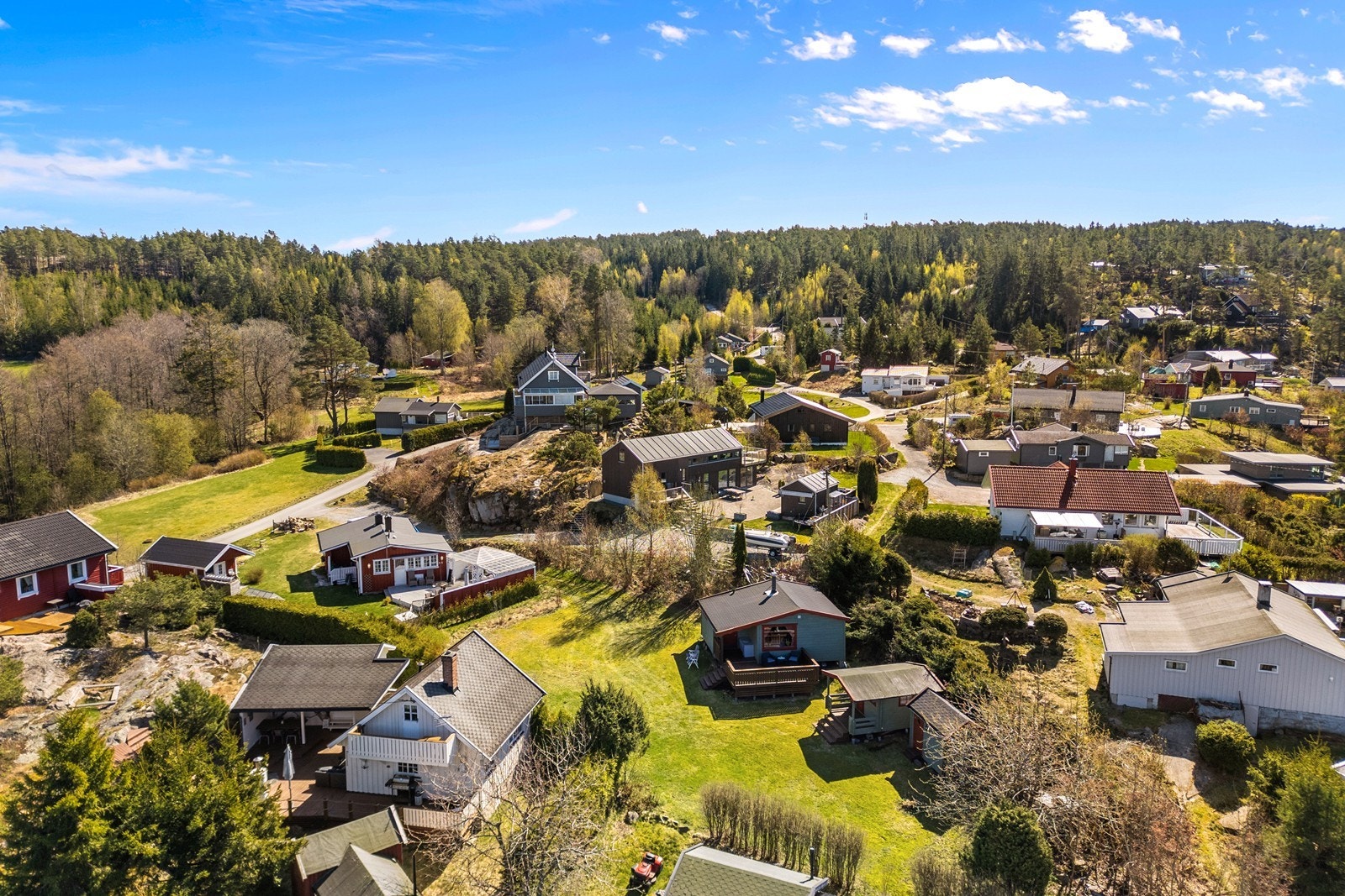 Eiendommen er en del av et veletablert og populært hyttefelt i Revebukta. Galleribilde