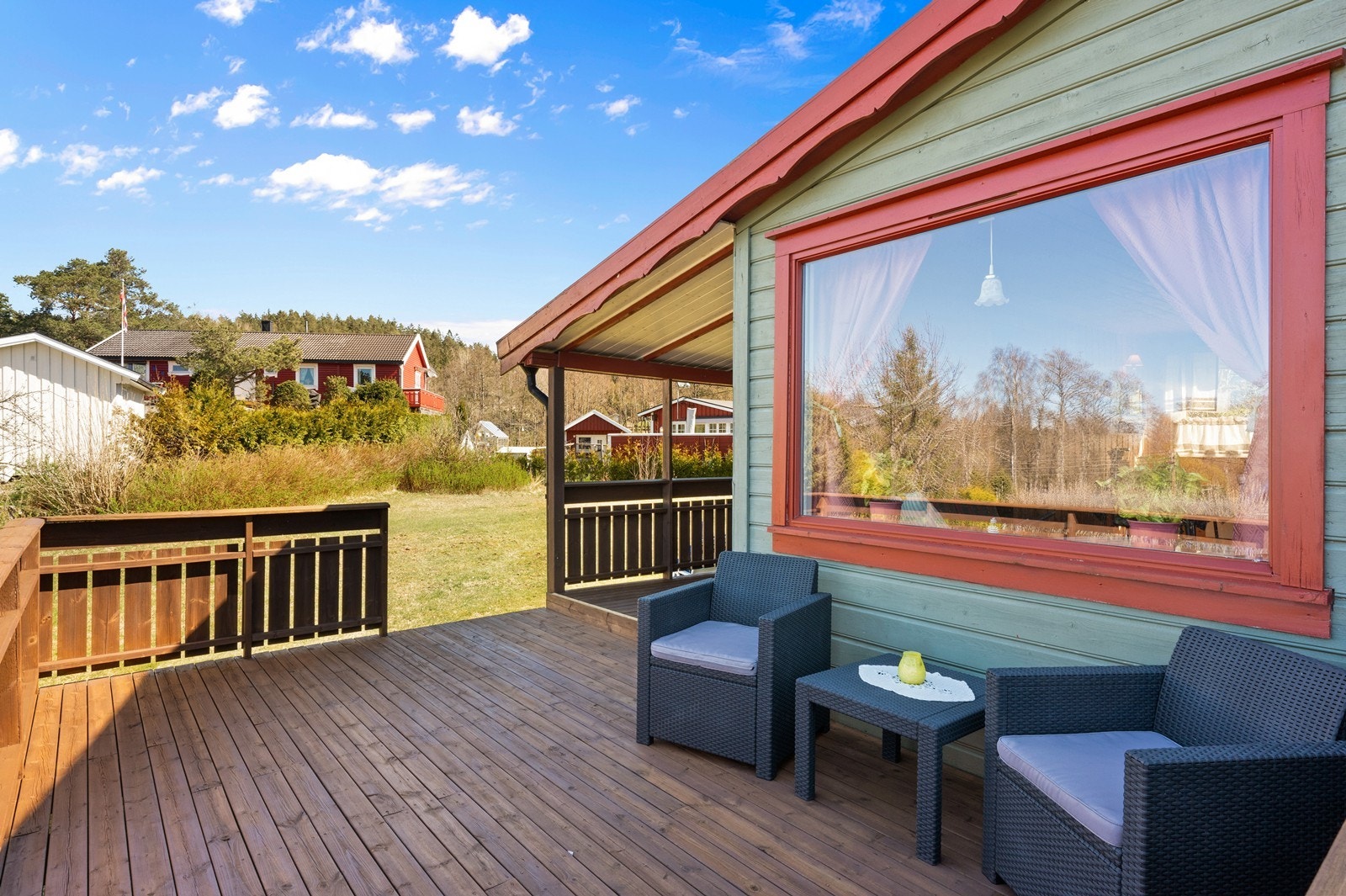 Verandaen er oppført i trekonstruksjoner og har god plass til en sittegruppe. Galleribilde