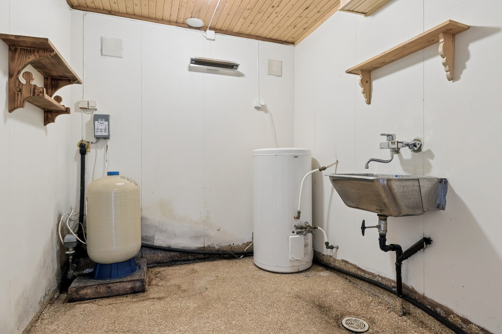 Teknisk rom med varmtvannsbereder og trykktank. Galleribilde