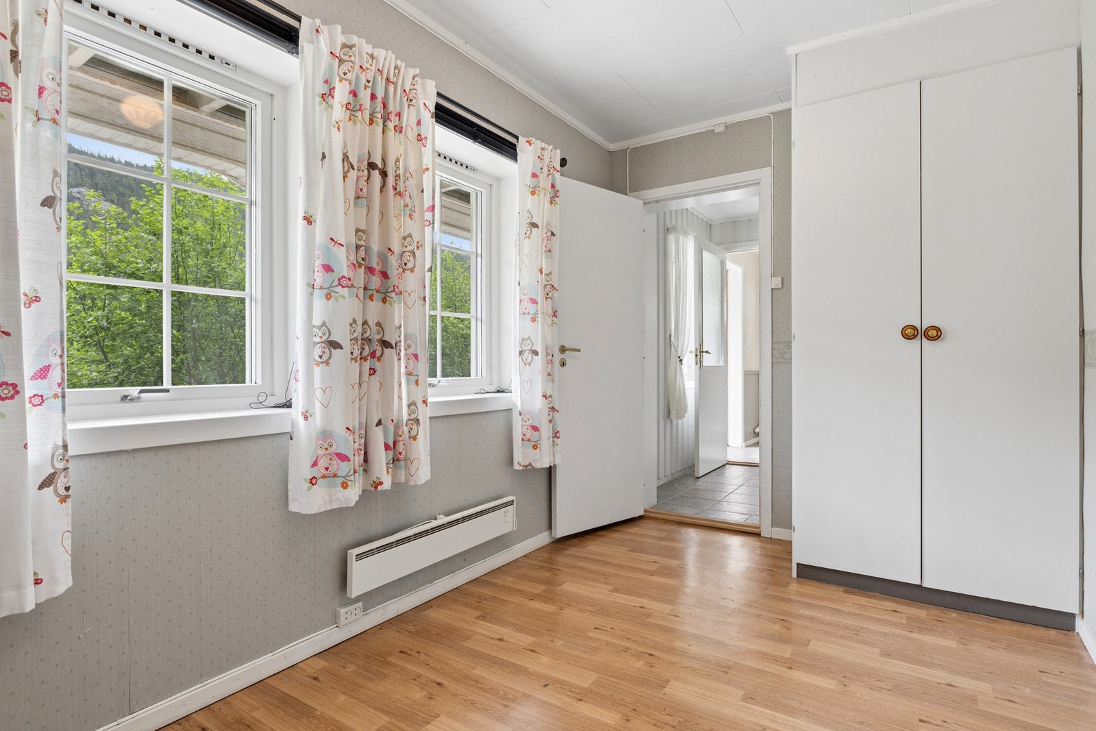 Soverom i sokkeletasjen med plass til seng og garderobeskap. Galleribilde