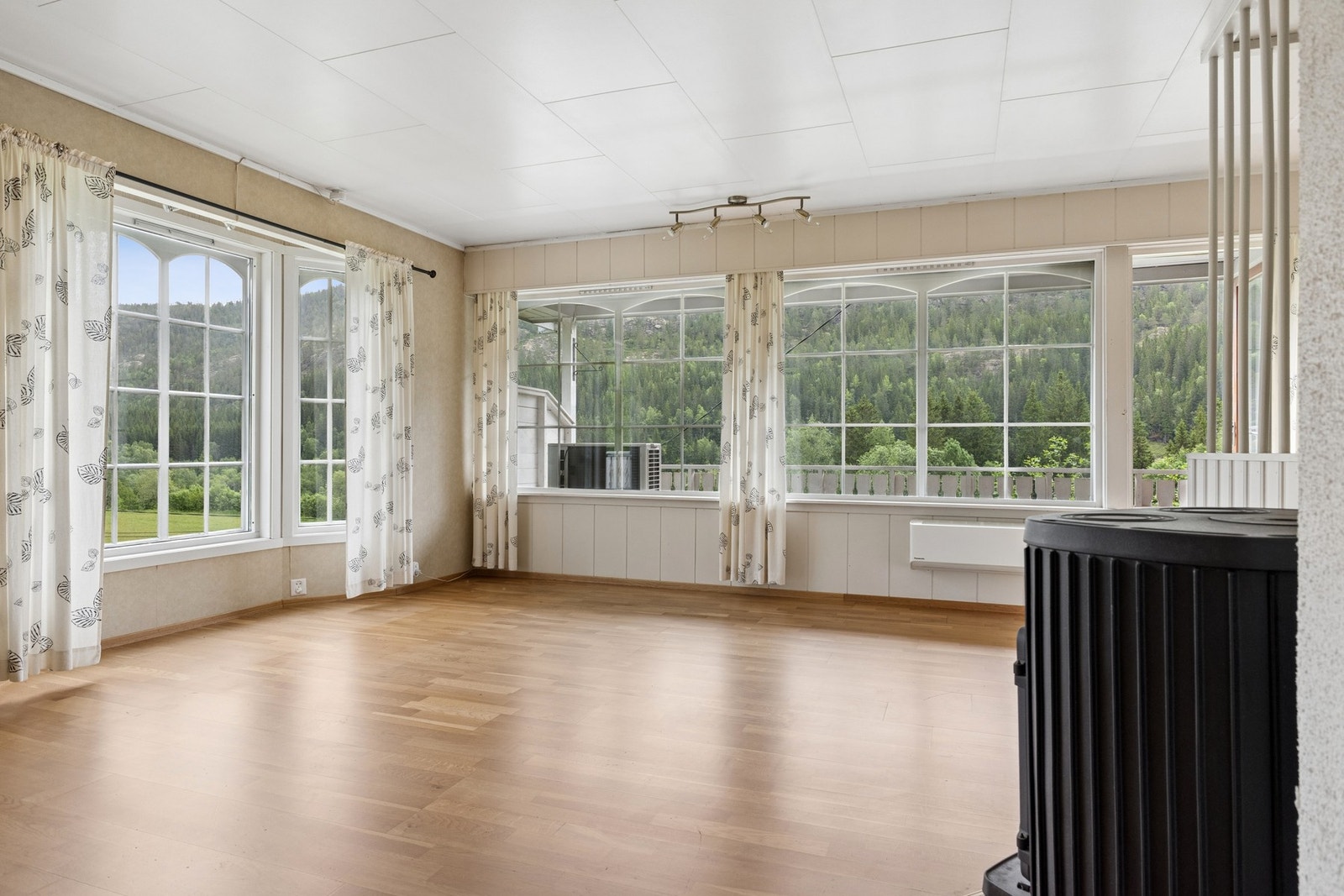 Rommet har god plass til både sofagruppe og spisebord. Galleribilde