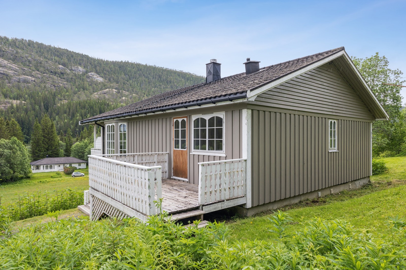 Enebolig med en landlig og tilbaketrukket beliggenhet, omkranset av natur. Galleribilde