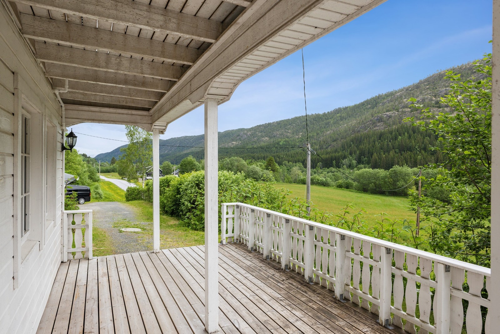 Overbygd markterrasse med utgang fra entreen. Galleribilde