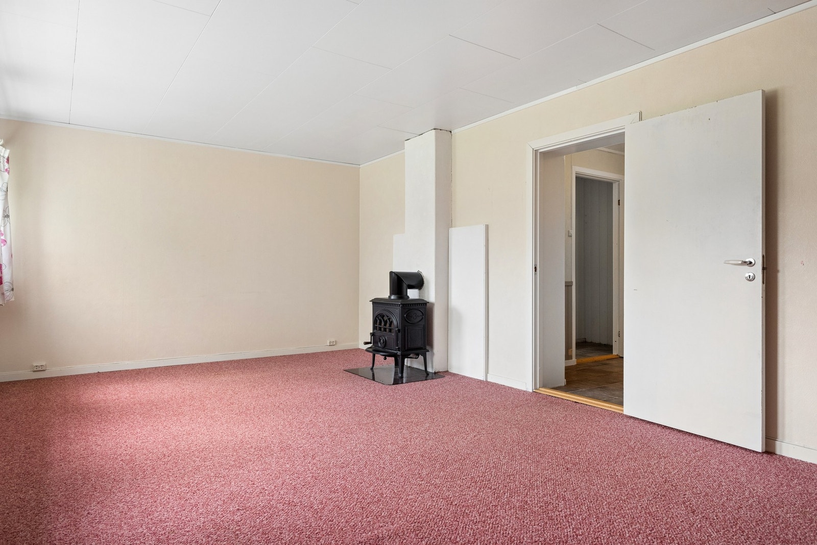 Også denne stuen er utstyrt med en vedovn for varme. Galleribilde