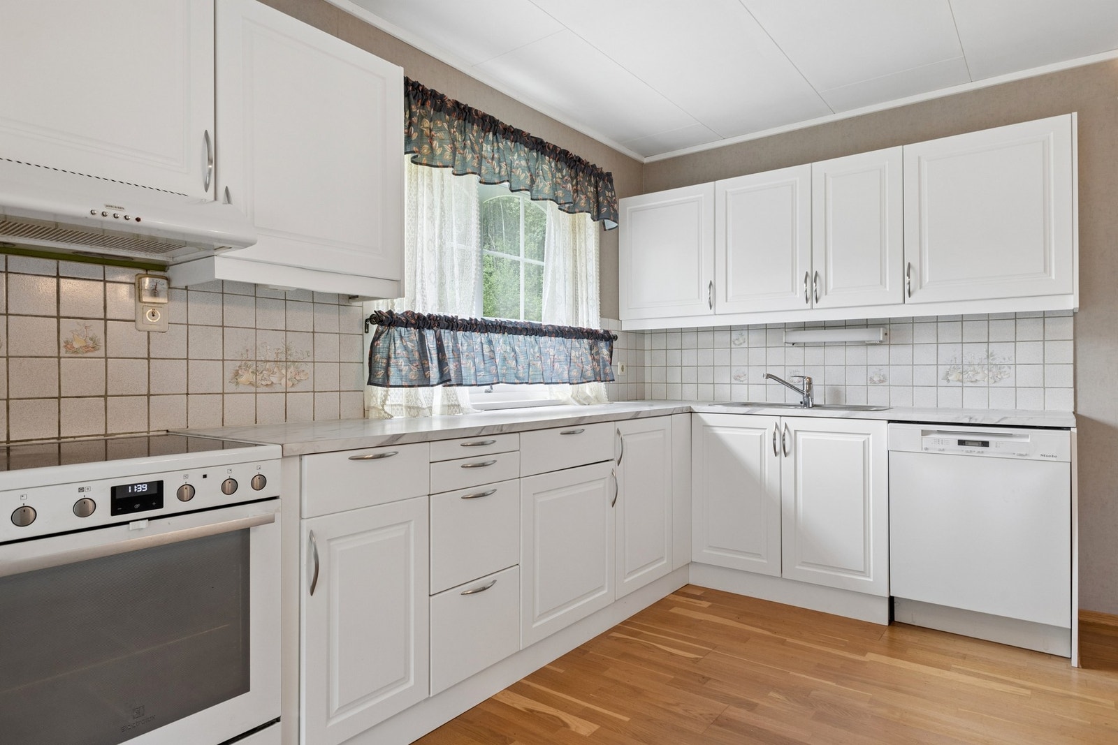 Utstyrt med komfyr, oppvaskmaskin og ventilator. Galleribilde