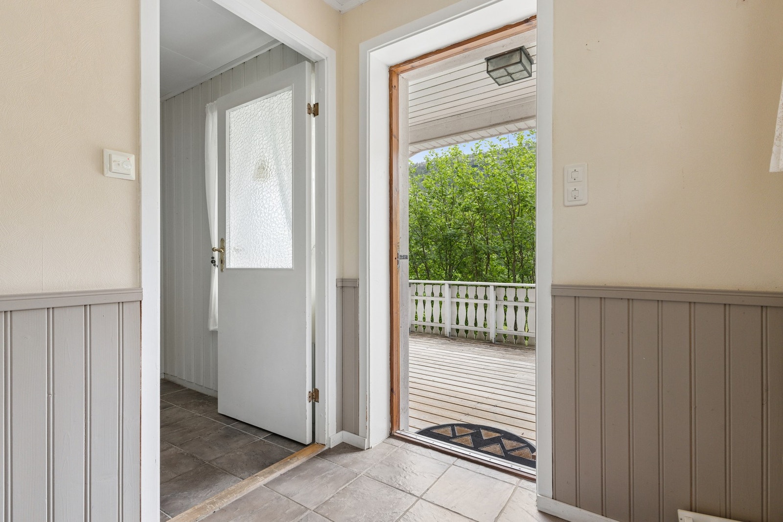 Inngangspartiet i sokkeletasjen har direkte utgang til en overbygd terrasse. Galleribilde