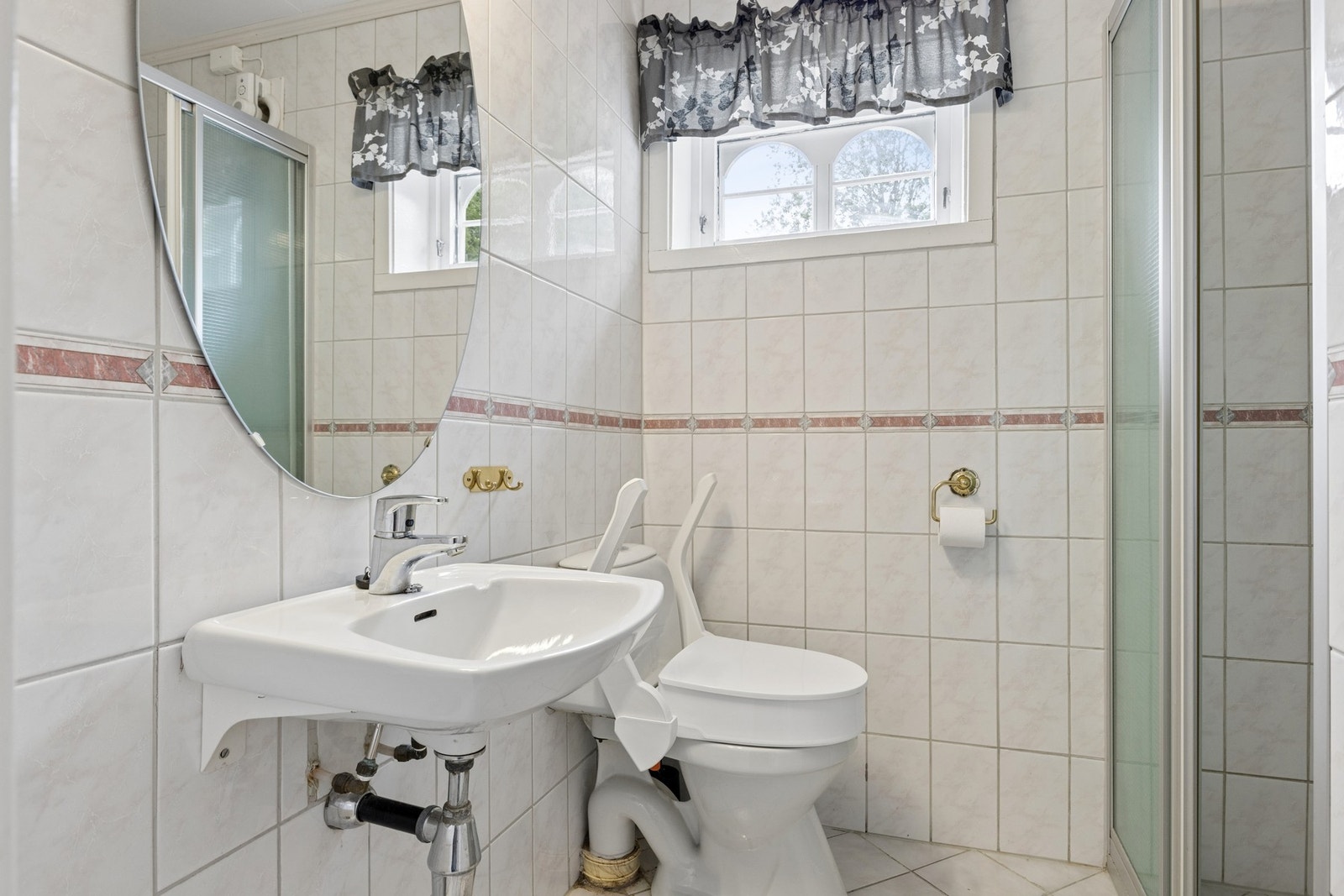 Badet i sokkelen er utstyrt med dusjkabinett, toalett og servant. Galleribilde