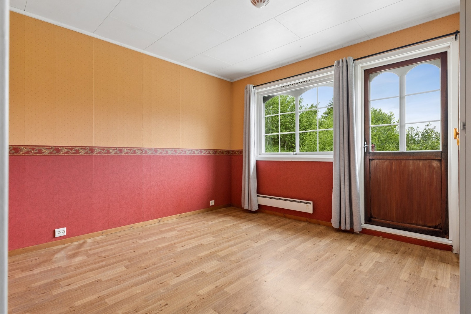 Ett av soverommene i etasjen har direkte utgang til balkong. Galleribilde