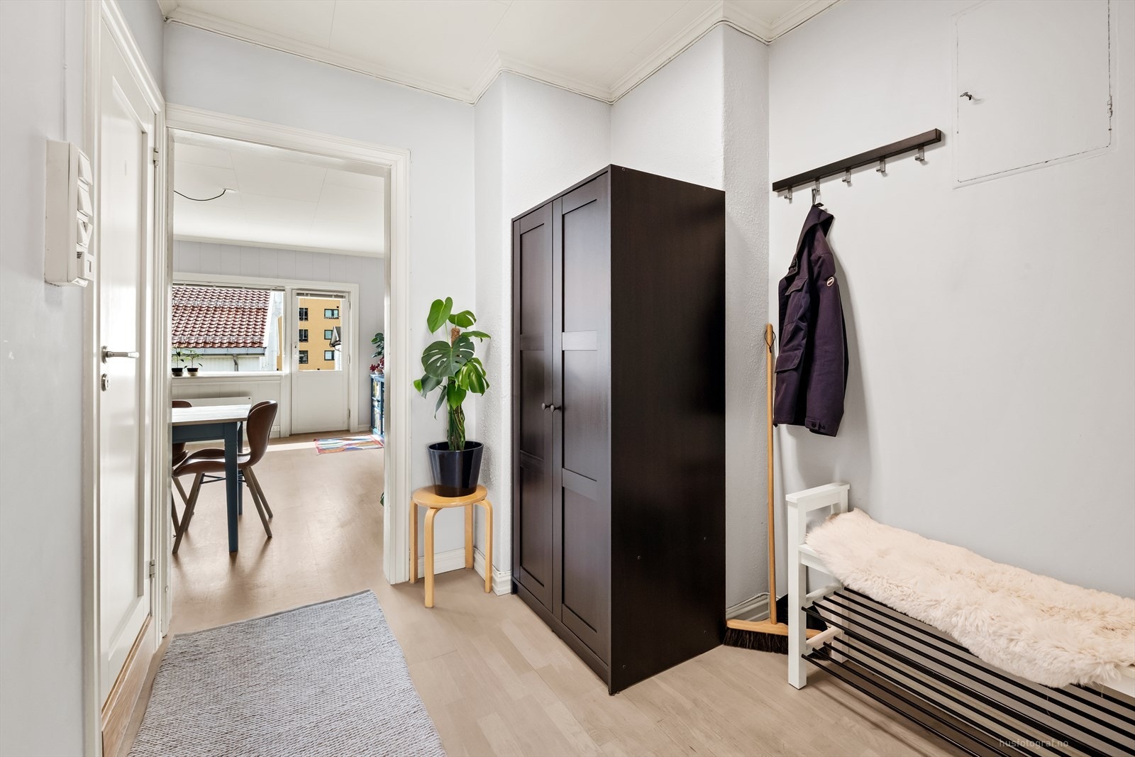 Entré med plass til oppbevaring av yttertøy og sko. Galleribilde