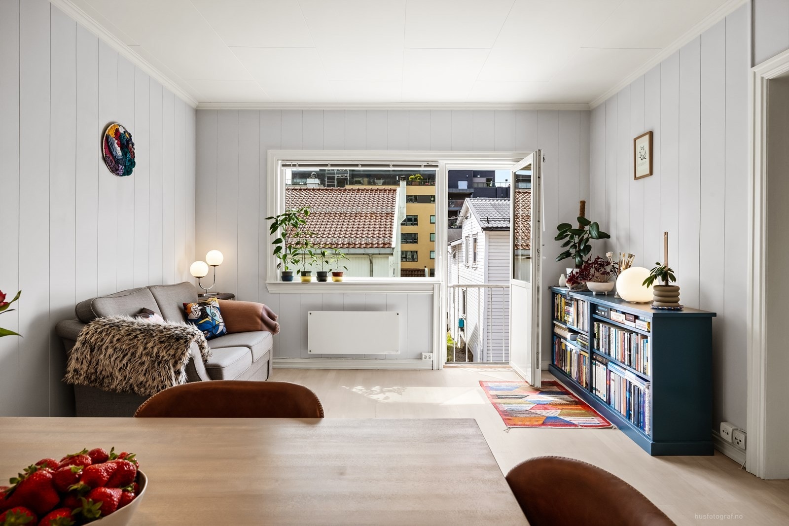 Stuen har fransk balkong og 3-lags glass i vinduer fra 2013. Galleribilde