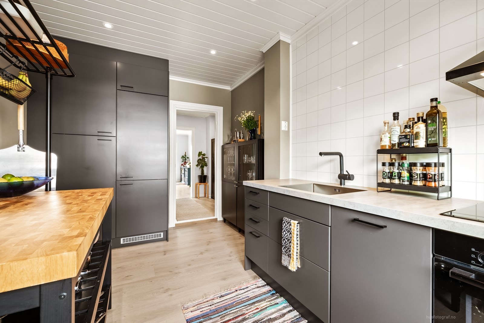 Kjøkkenet ble oppgradert i 2019 med integrerte hvitevarer og downlights i taket. Galleribilde
